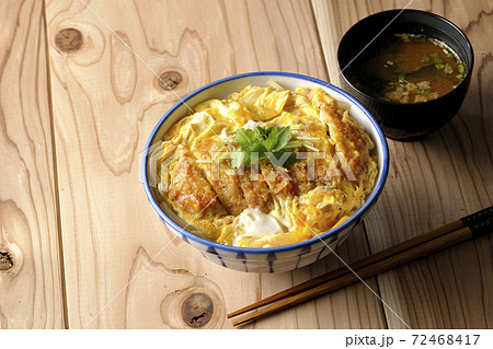 三つ葉が乗っているシンプルなかつ丼とお味噌汁のセット 72468417