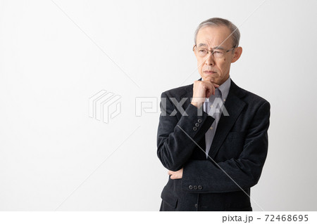 考え事をするシニア男性 ポートレート 考え事をするシニア男性 ポートレート 72468695