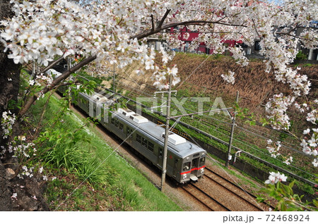 東急池上線、洗足池・石川台駅間を走る各駅停車（7700系） 72468924