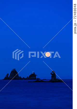 静岡西伊豆_大田子海岸に沈む満月 72469048