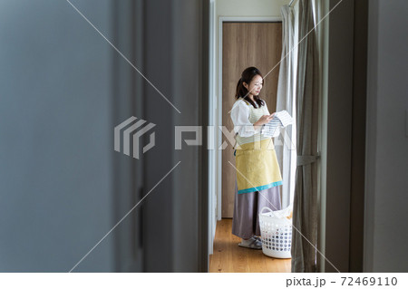 洗濯をする女性 洗濯をする女性 72469110