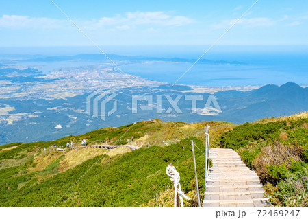 初秋の大山登山（山頂から米子・境港方面の眺め） 72469247