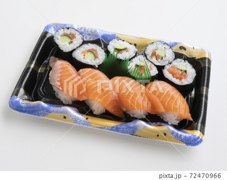 日本の新鮮な魚のお寿司（サーモン） 72470966