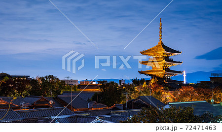 京都　八坂の塔　夜景 72471463