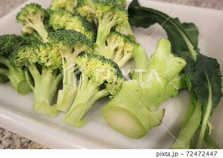 生のブロッコリー（茹でる前のつぼみ、茎、葉） 72472447