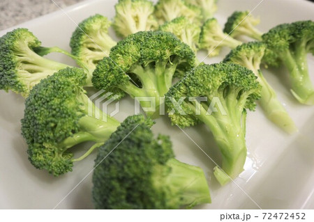 茹でる前のブロッコリー 72472452