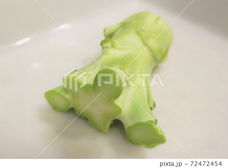茹でる前のブロッコリーの茎・ブロッコリーの芯 72472454