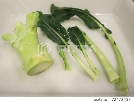 捨てちゃう野菜(生のブロッコリーの茎と葉) 捨てちゃう野菜(生のブロッコリーの茎と葉) 72472457
