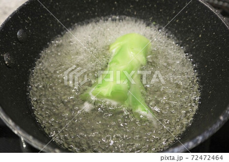 ブロッコリーの茎だけを鍋で茹でる 72472464
