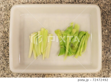 茹でたブロッコリーの茎の中心とその外側部分 72472492