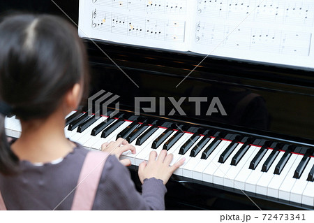 アップライトピアノを弾く5歳の女の子 アップライトピアノを弾く5歳の女の子 72473341