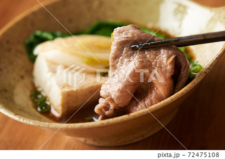 しゃぶしゃぶをポン酢で食す しゃぶしゃぶをポン酢で食す 72475108