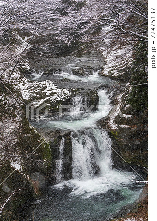 雪が降る鳳鳴四十八滝　宮城県仙台市 72475137