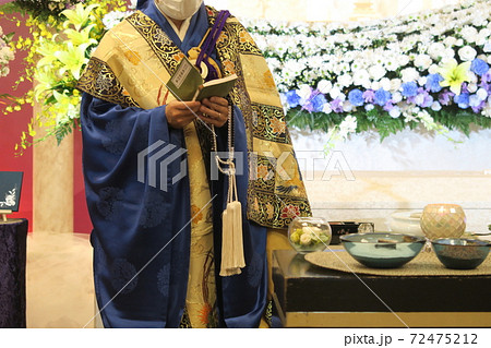 お説法をする導師 お説法をする導師 72475212