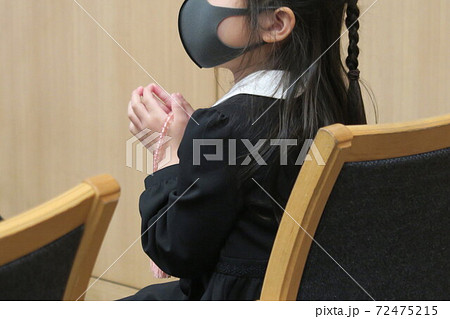 告別式に参列したお孫さん 告別式に参列したお孫さん 72475215