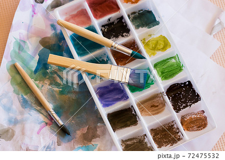 絵を描く用の絵の具のパレットと筆の風景の写真素材