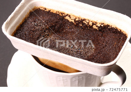 コーヒーを入れる 72475771