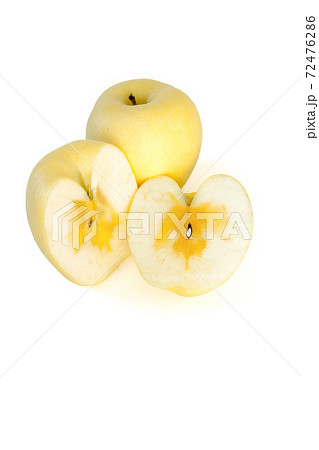 蜜入りリンゴをカット はるか冬恋 いわて純情りんごの写真素材
