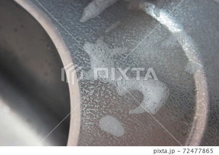 シンク台の上の洗剤の泡 シンク台の上の洗剤の泡 72477865