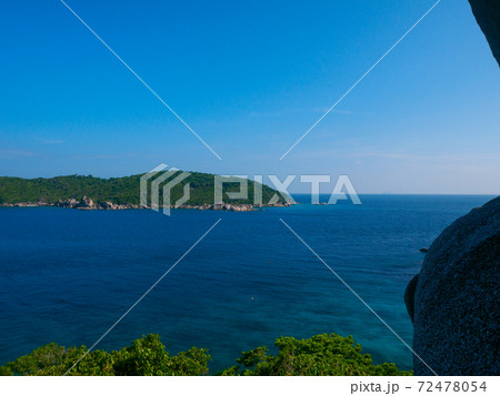 シミラン島の展望台から隣の島を眺める (シミラン諸島、タイ王国) 72478054