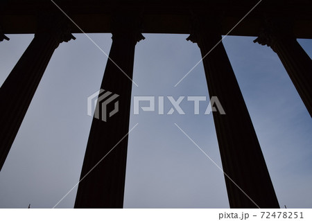 イタリアのパレルモのマッシモ劇場と空 72478251