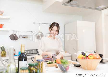 食事を作る女性 72479629