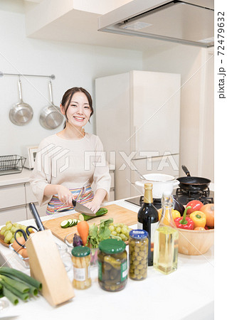 食事を作る女性 72479632