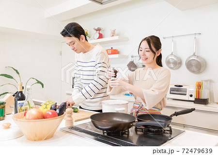 食事を作る若い新婚夫婦 食事を作る若い新婚夫婦 72479639