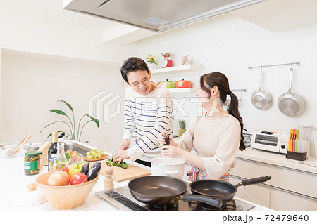 食事を作る若い新婚夫婦 72479640