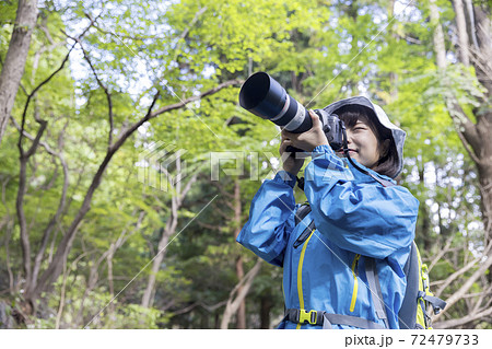 山で写真を撮る女性　トレッキングイメージ 72479733