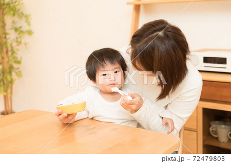 離乳食を与える母親 72479803