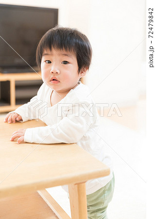 初めてのつかまり立ち 初めてのつかまり立ち 72479842