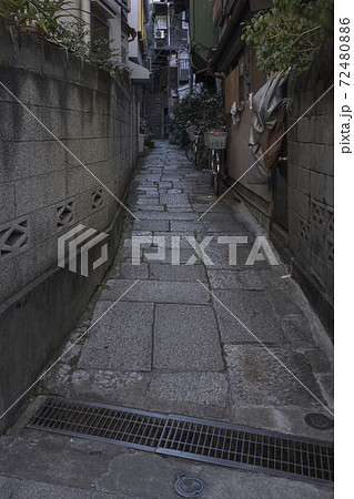 狭い石畳の路地・本郷 狭い石畳の路地・本郷 72480886