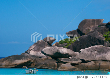 シミラン島のダックの様な形をした岩 (ドナルドダックベイ、シミラン諸島、タイ王国) 72481129