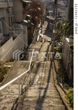 階段を降りる坂下の町 新宿区 荒木町 の写真素材