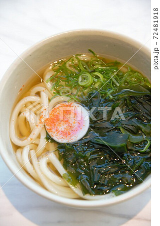 鳴門わかめ入りの温かいうどん 72481918
