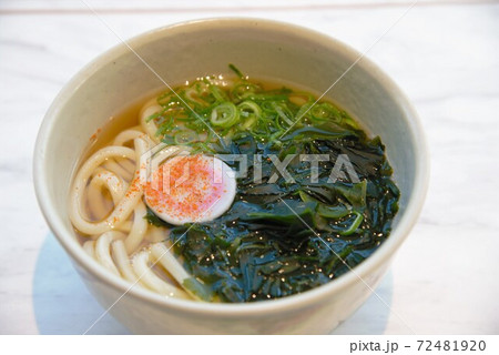 鳴門わかめ入りの温かいうどん 鳴門わかめ入りの温かいうどん 72481920