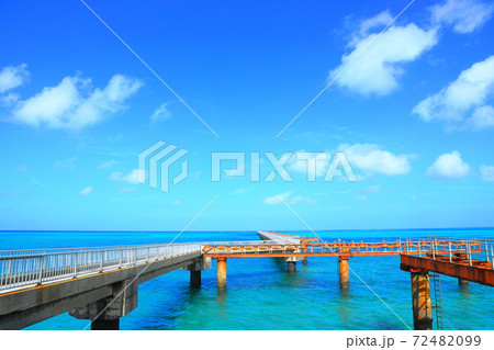 海上に伸びる滑走路の誘導灯 72482099