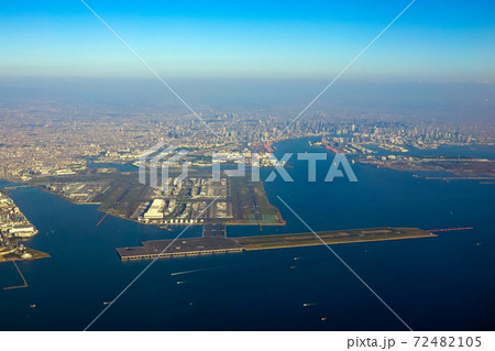 上空から羽田空港を一望 72482105