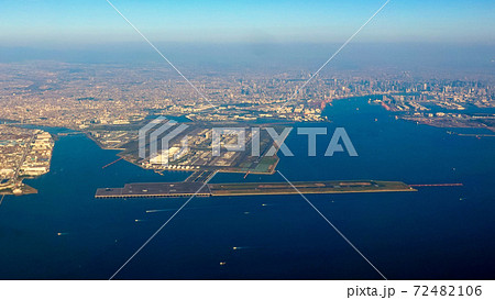 上空から羽田空港を一望 72482106
