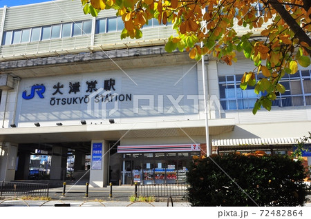 滋賀県大津市　湖西線大津京駅と黄葉 72482864
