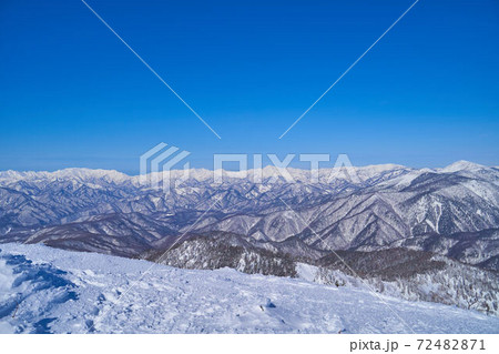 群馬県利根郡の冬の武尊山(ほたかさん)山頂から北側の眺望(至仏山など) 72482871