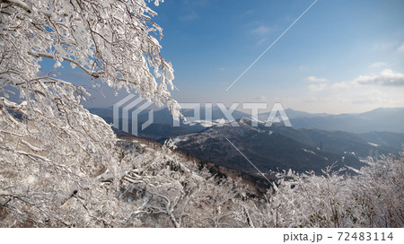 雪解けの山 72483114