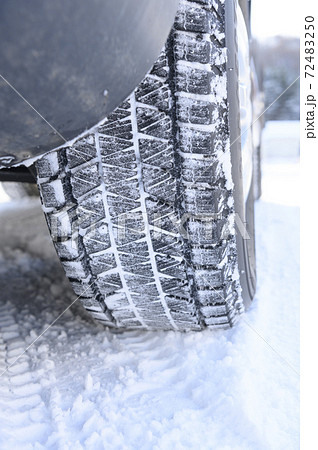 雪上のスタッドレスタイヤ 72483250