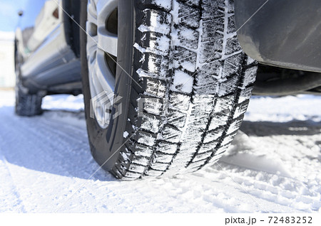雪上のスタッドレスタイヤ 72483252
