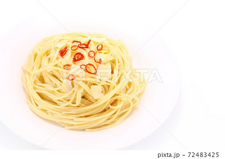ペペロンチーノ シンプルなパスタ 白背景 ペペロンチーノ シンプルなパスタ 白背景 72483425