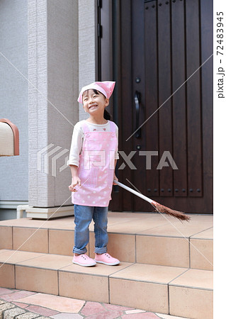 玄関の掃除を手伝う5歳の女の子 玄関の掃除を手伝う5歳の女の子 72483945