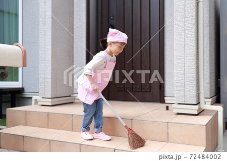 玄関の掃除を手伝う5歳の女の子 玄関の掃除を手伝う5歳の女の子 72484002