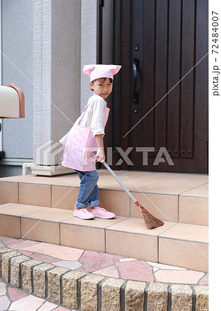 玄関の掃除を手伝う5歳の女の子 玄関の掃除を手伝う5歳の女の子 72484007