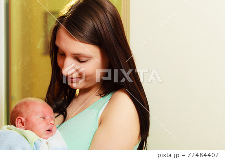 Mom with newborn baby in her arms 72484402
